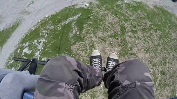 Zittend in de stoeltjeslift kabel hoist — Stockvideo