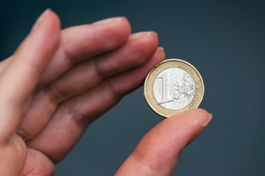 Bir euro para parmaklar arasında tutan iş kadın