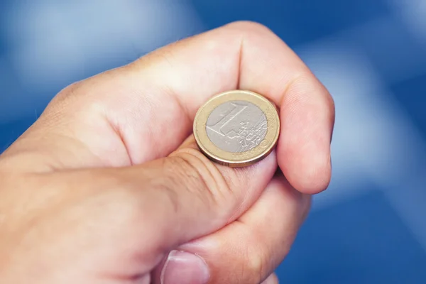 Бизнесмен бросает монетку, чтобы подбросить орел или решку — стоковое фото