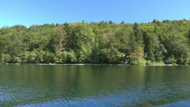 Zobacz nad jeziorem Bohinj, w okolicy z łodzi żaglowych — Wideo stockowe