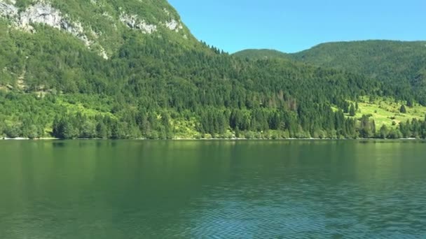 Δείτε δίπλα στη λίμνη Bohinj γύρω περιοχή από ιστιοπλοϊκό σκάφος — Αρχείο Βίντεο