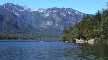 Tanınmayan çift Bohinj Gölü Slovenya Kayak