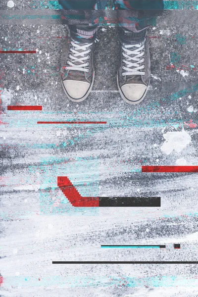 Par de zapatillas en pavimento con efecto digital glitch —  Fotos de Stock