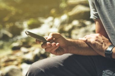 Erkek turist mobil akıllı telefon Gps navigasyon için kullanma