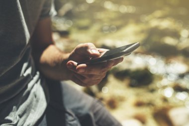 Erkek turist mobil akıllı telefon Gps navigasyon için kullanma