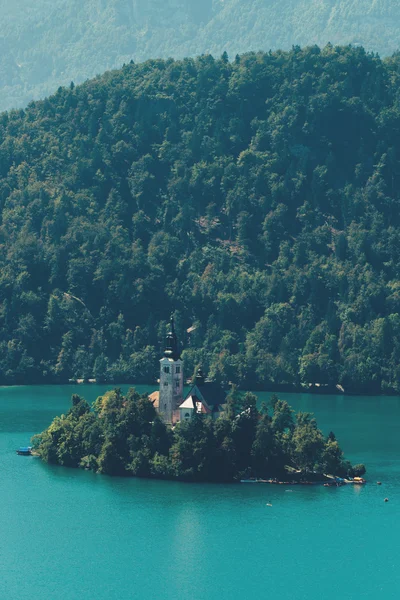 Kerk in meer van Bled, Slovenië — Stockfoto