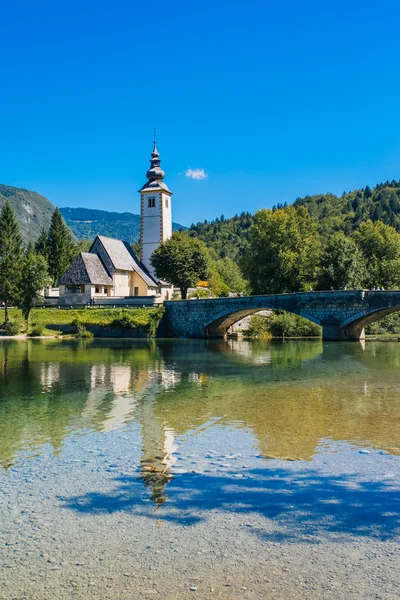 Iglesia de San Juan Bautista en el lago Bohinj —  Fotos de Stock