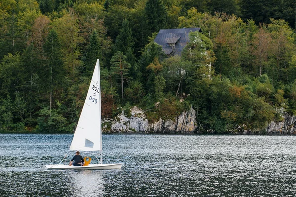 Zeilen op Bohinj Lake, Slovenië — Stockfoto