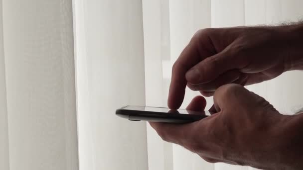 Adam tipik metin haber üstünde hareket eden telefon — Stok video