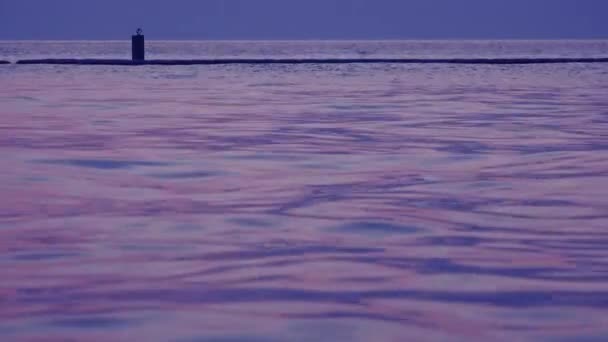 Playa por la noche, superficie de agua tranquila — Vídeo de stock