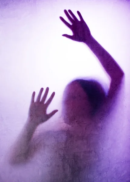 Donna intrappolata, silhouette retroilluminata di mani dietro vetro opaco — Foto Stock