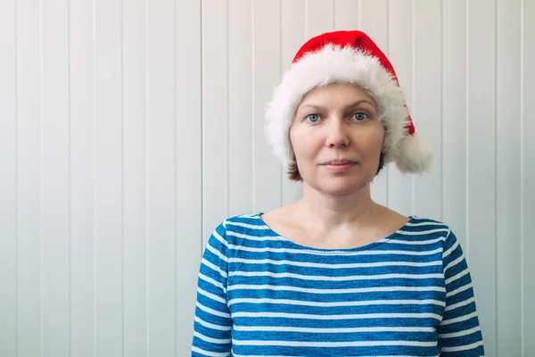 Retrato de mulher branca adulta bonita com chapéu de Papai Noel — Fotografia de Stock