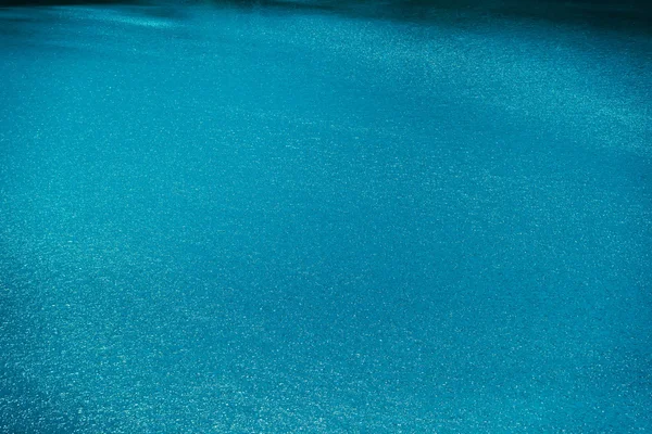 Вид с воздуха на обширную водную поверхность, голубое озеро или море — стоковое фото