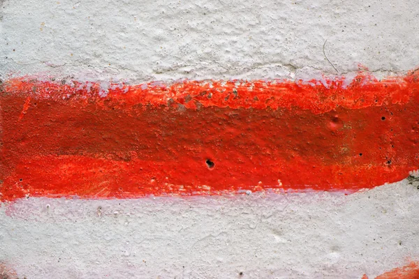 Biało -czerwone pasy namalowane na ścianie — Zdjęcie stockowe