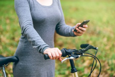 Cep telefonuyla parkta Bisiklet kadınla