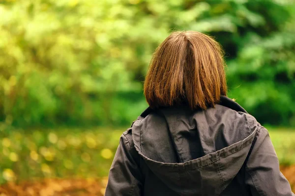 Hátulnézet alkalmi női gyaloglás őszi parkban — Stock Fotó