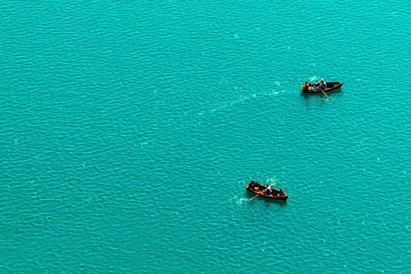 Mensen roeien in boten op lake, genieten van de zomer — Stockfoto