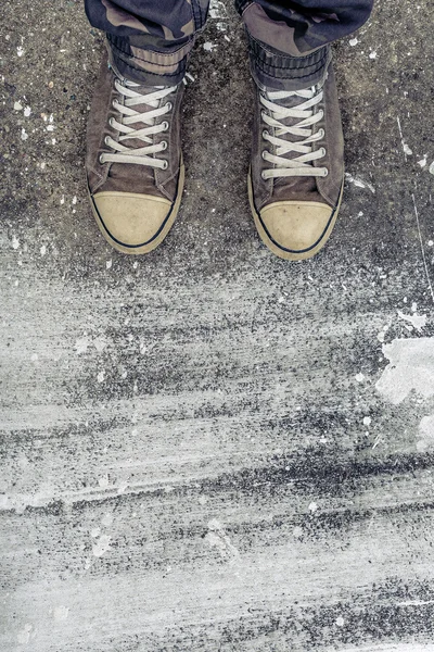 Em pé no chão de concreto com manchas brancas de drybrush — Fotografia de Stock