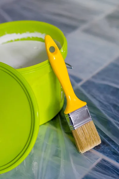 黄色油漆刷和绿色桶 — 图库照片