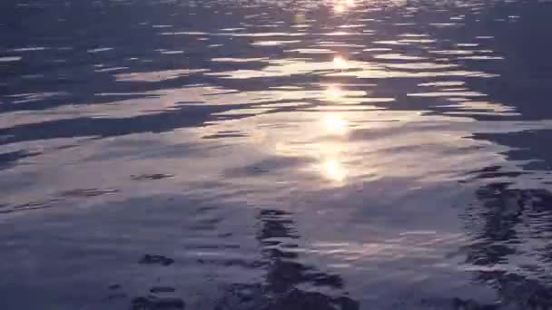 Λίμνη γλυκού νερού επιφάνεια με ηλιοβασίλεμα — Αρχείο Βίντεο