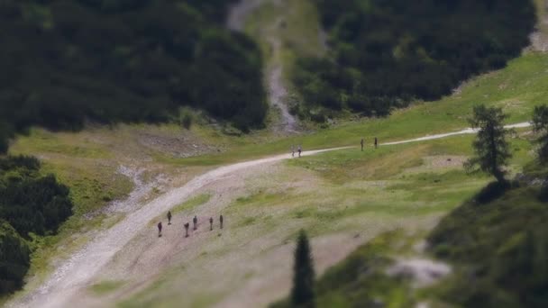 Hegyi túrázók szabadban, tilt-shift hatása — Stock videók