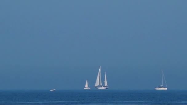 Yachts blancs et voiliers à la mer 