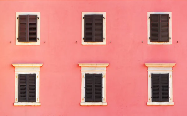 Edificio fachada y ventanas antiguas con persianas clásicas de madera bli —  Fotos de Stock