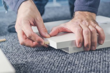 Adam el ahşap kavela pim ile evde, mobilya montajı