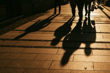 Şehir sokak yürüyüş insan siluetleri