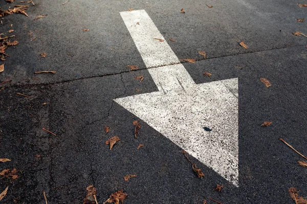 Flèche blanche sur route asphaltée, panneau de signalisation — Photo