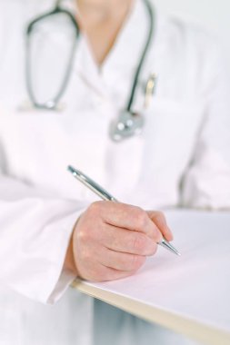 Pano kağıda yazı beyaz üniformalı kadın doktor