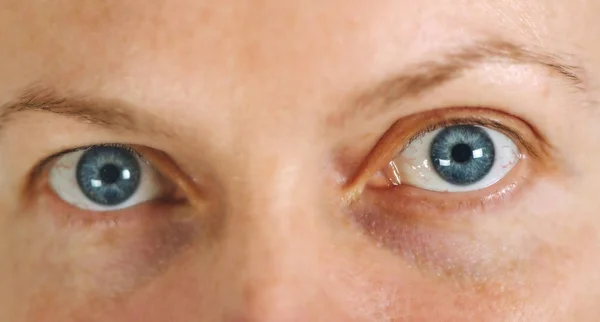 Niebieski dla dorosłych kobiece oczy bez makijaż — Zdjęcie stockowe