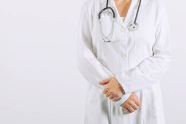 Kadın doktor beyaz tıbbi üniforma içinde kendine güvenen poz