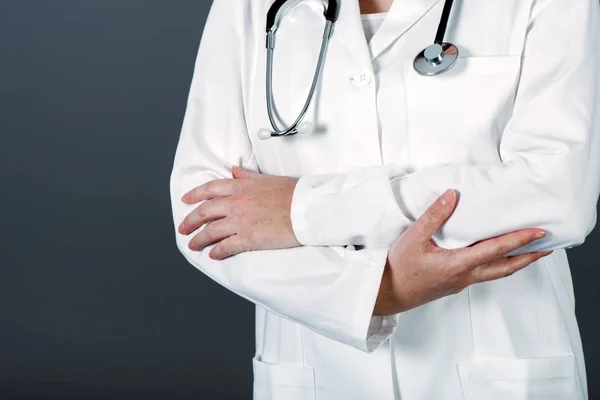Невпізнавана жінка-лікар позує впевнено в білому медичному — стокове фото