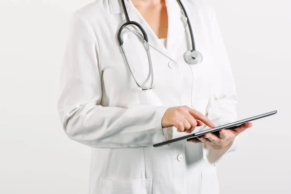 Жінка загального медичного практикуючого за допомогою планшетного комп'ютера — стокове фото