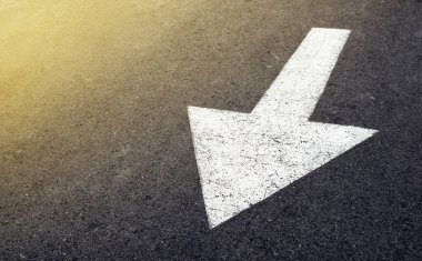 Asfalt yol, trafik işaretleri üzerinde beyaz ok