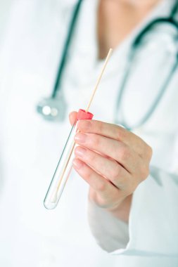 Pamuk bez ile test tüpü tutan kadın Laboratuvar Sorumlusu