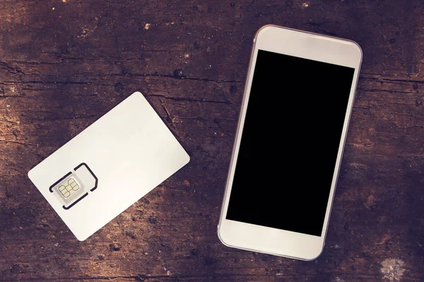 Смартфон с чистым экраном и SIM-картой мобильного телефона — стоковое фото