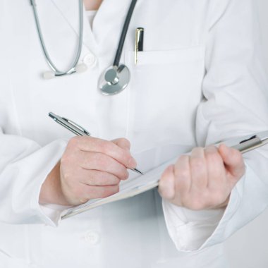 Kadın doktor Pano not defteri boş kağıda yazı