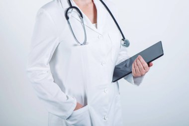 Kadın doktor tablet bilgisayar ile poz