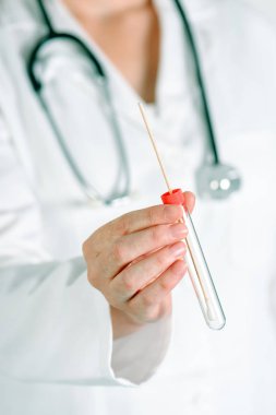 Laboratuvar test tüpü pamuklu çubukla bilim adamının el ile