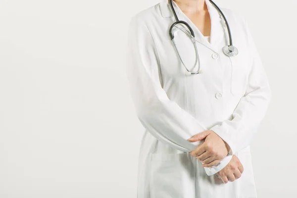 Kobiece kobieta lekarz pozowanie pewnie w biały medyczny ONZ — Zdjęcie stockowe