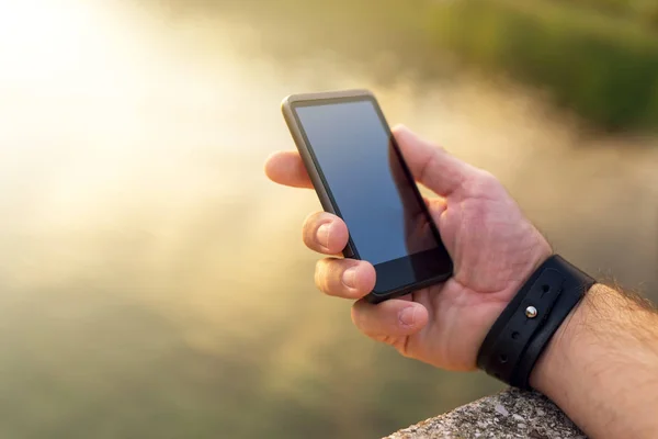 Zoekend naar mobiele telefoon signaal buiten — Stockfoto