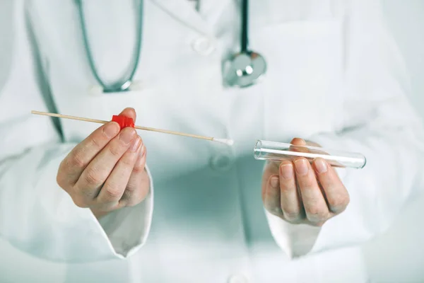 Tubo de ensayo femenino especialista en laboratorio con hisopo de algodón —  Fotos de Stock