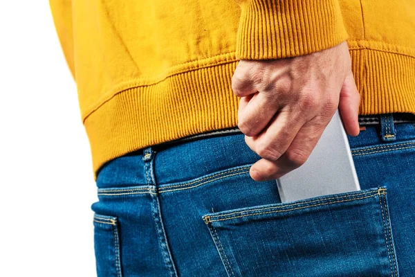 Ruka držící mobilní telefon v džínách zadní kapsa — Stock fotografie