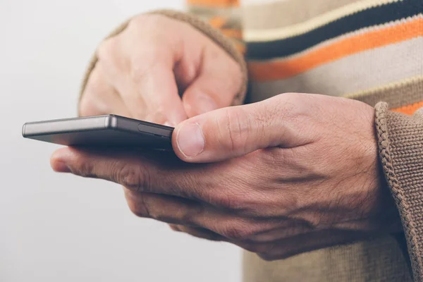 Mobiltelefon nutzen — Stockfoto