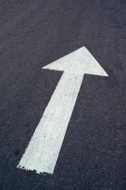 Ok yolda, trafik işaretleri