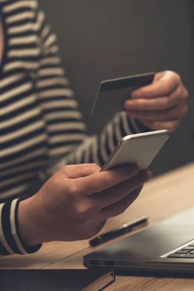 Smartphone vom Büro aus online einkaufen — Stockfoto