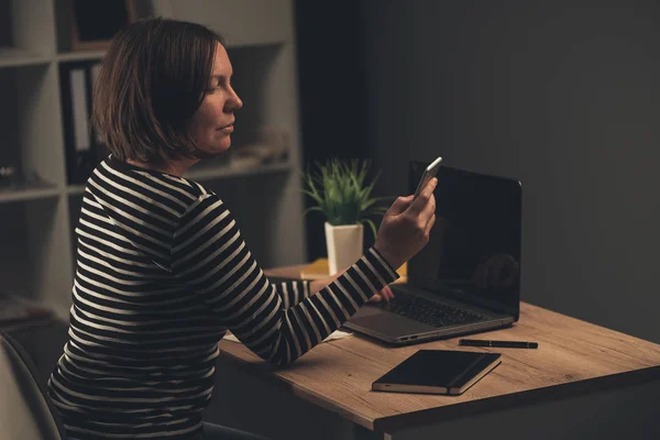 Femme d'affaires faisant des heures supplémentaires au bureau — Photo