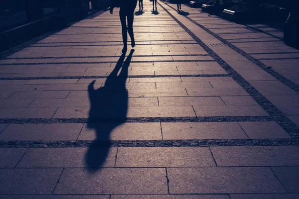 Siluet orang berjalan di jalan kota — Stok Foto
